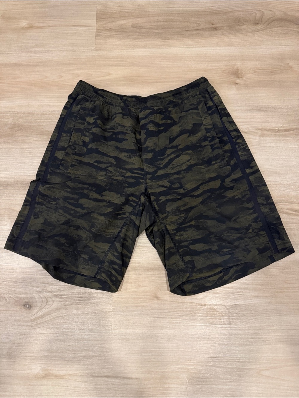 lululemon athletica Men's Olive Camo Shorts with Black Trim size Medium